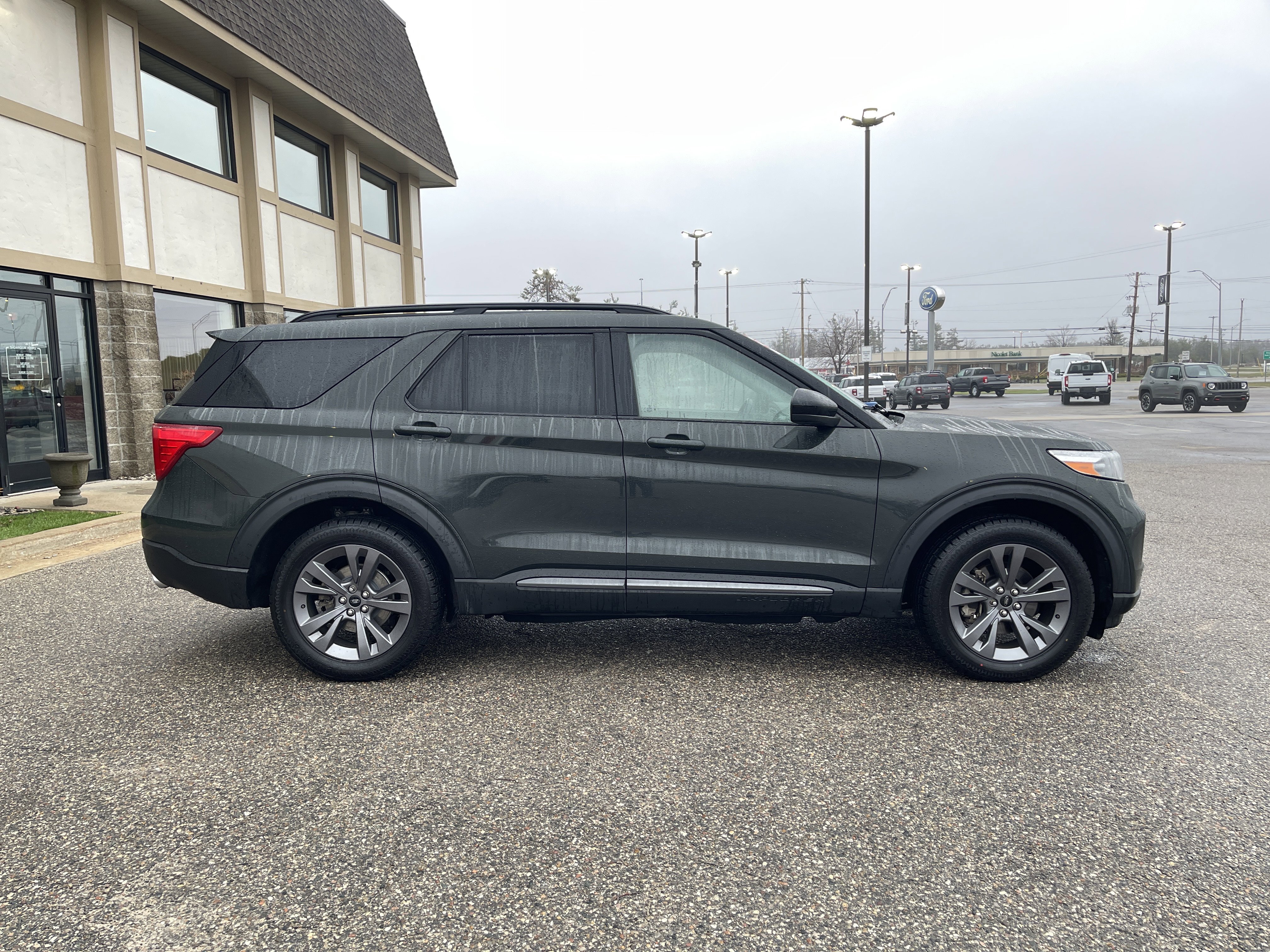 Used 2022 Ford Explorer XLT w/ Equipment Group 202A AWD/4WD image 2