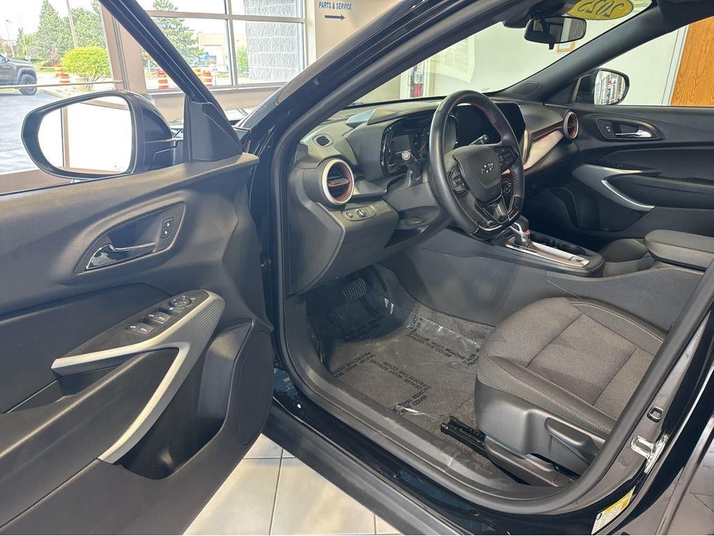 Used 2025 Chevrolet Trax RS FWD image 15
