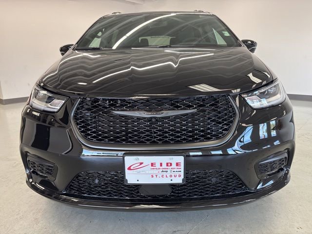 New 2026 Chrysler Pacifica Limited w/ S Appearance Package image 2