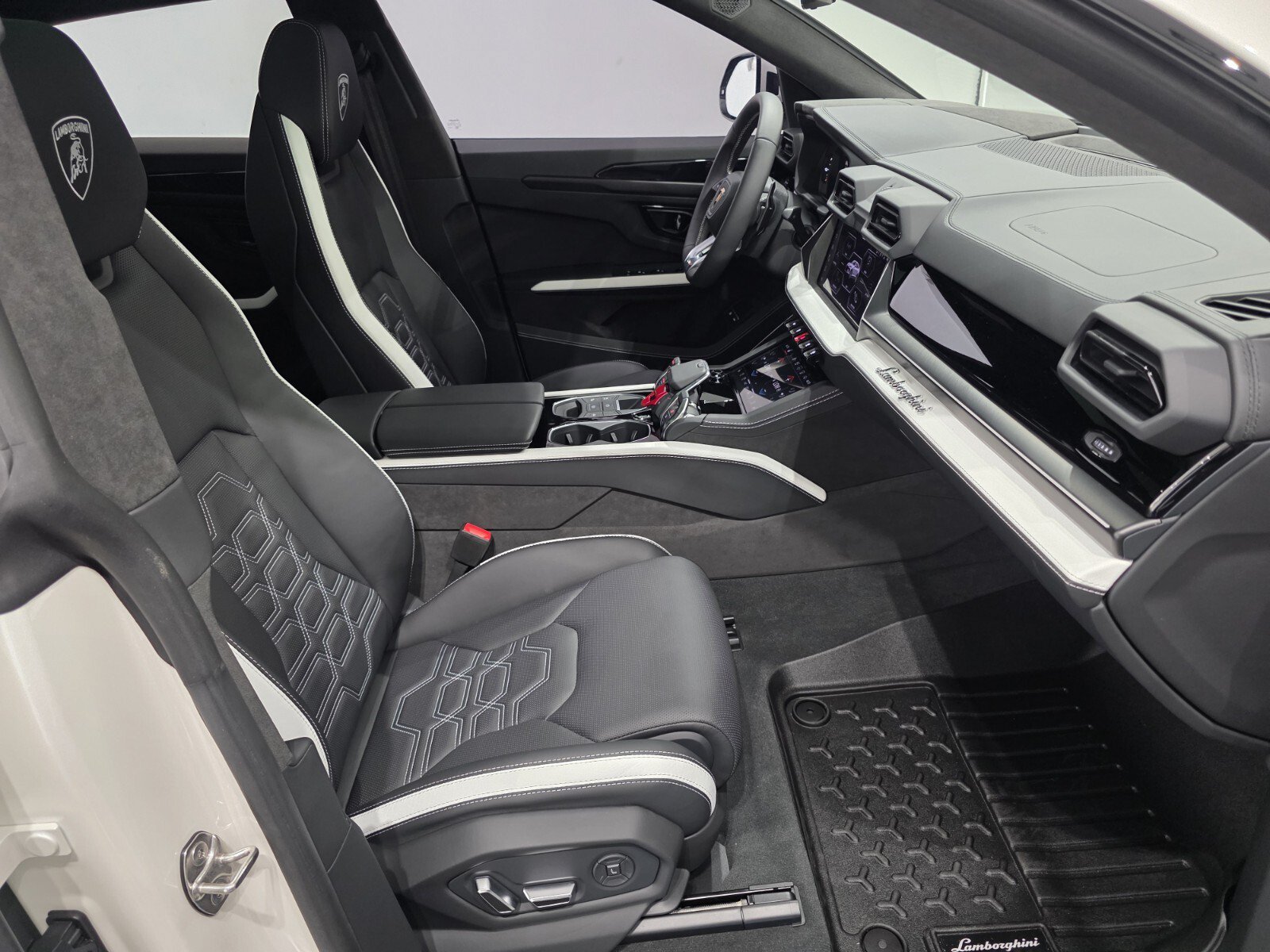Used 2026 Lamborghini Urus SE AWD/4WD image 22