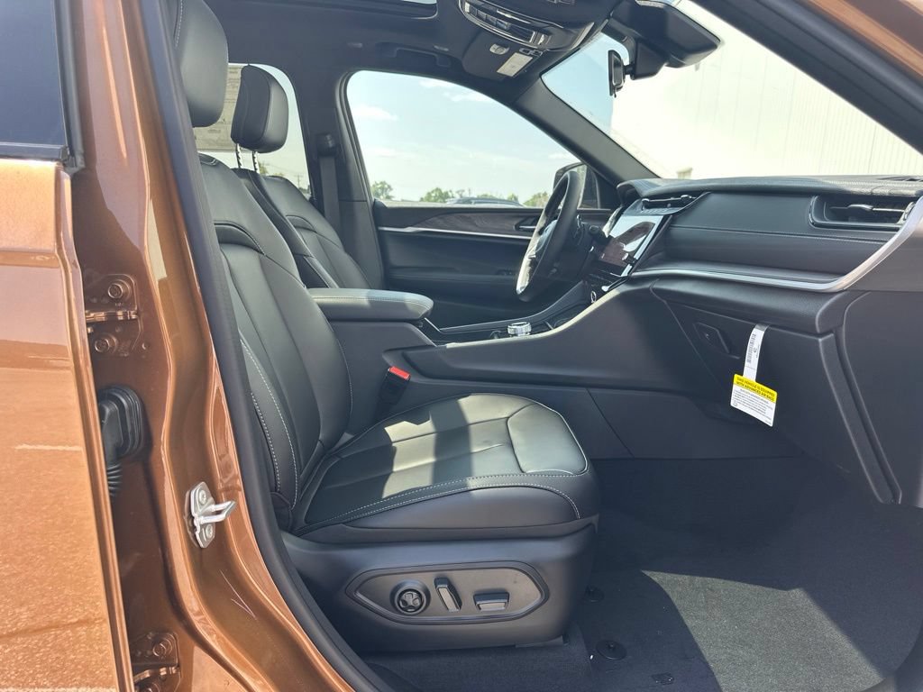 New 2026 Jeep Grand Cherokee L Limited w/ Limited Altitude Package AWD/4WD image 24