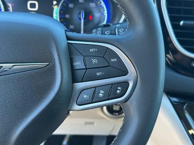 Used 2024 Chrysler Pacifica Touring-L FWD image 15