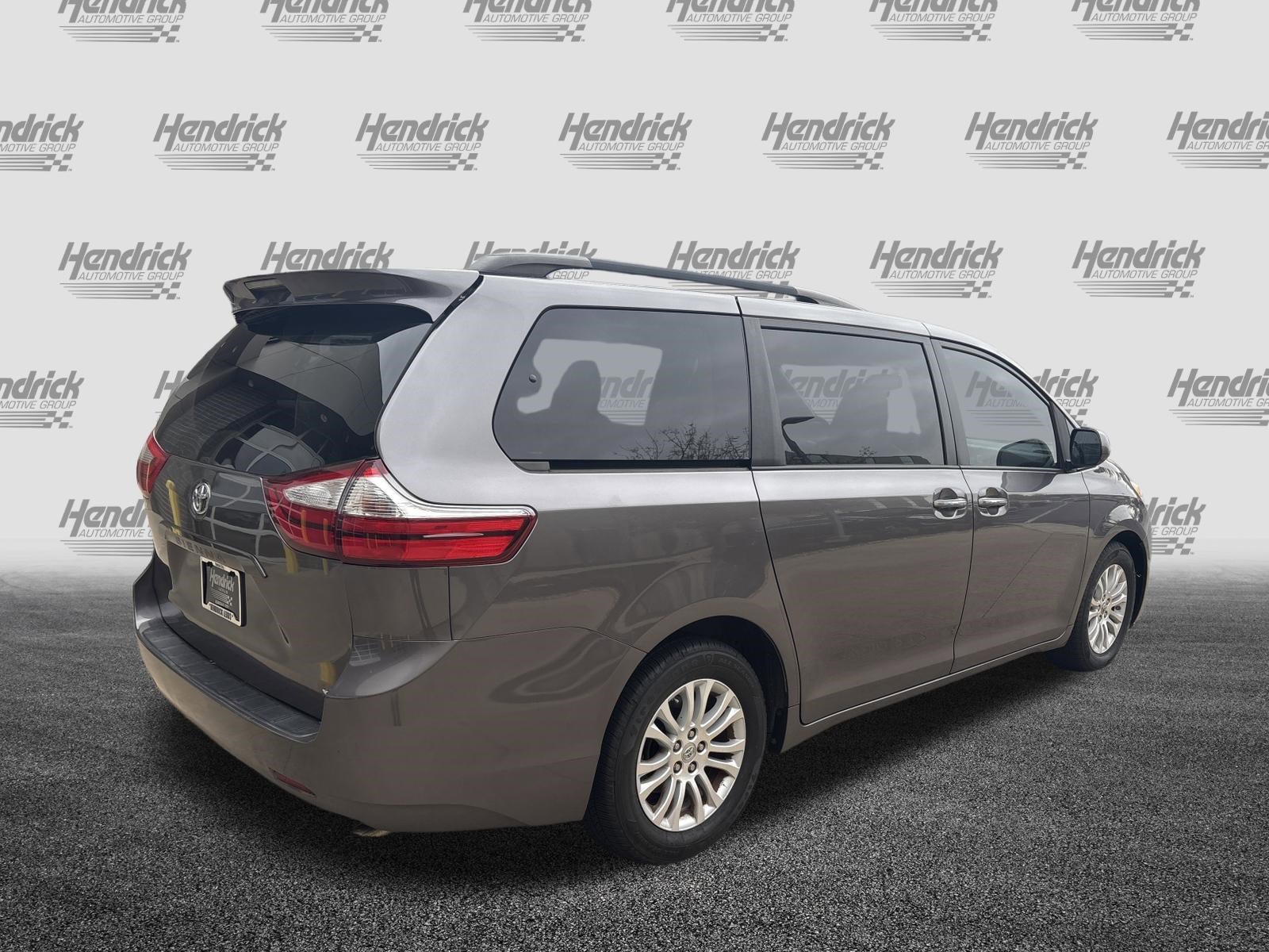 Used 2015 Toyota Sienna XLE image 10
