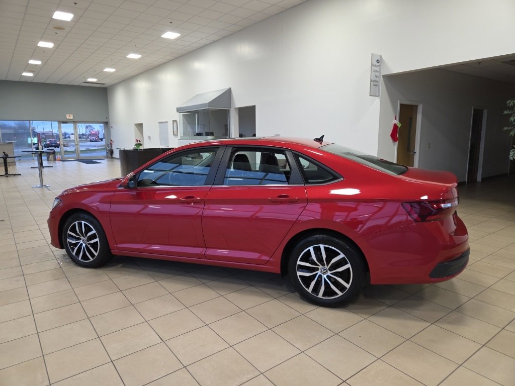Used 2025 Volkswagen Jetta SE w/ Sunroof Package image 9