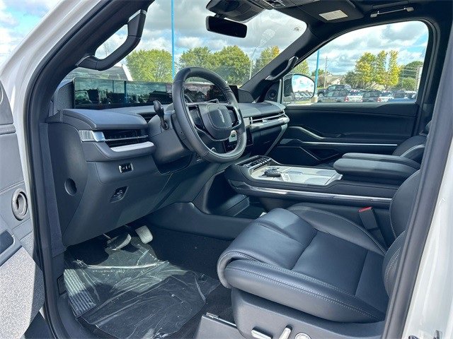 New 2025 Lincoln Navigator Reserve w/ Jet Appearance Package image 16