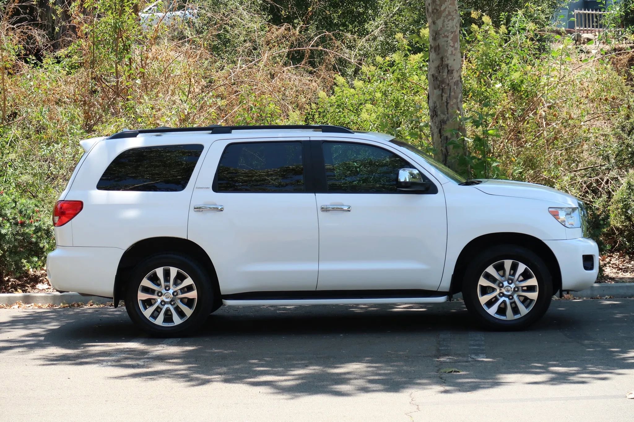 Used 2011 Toyota Sequoia Limited AWD/4WD image 9