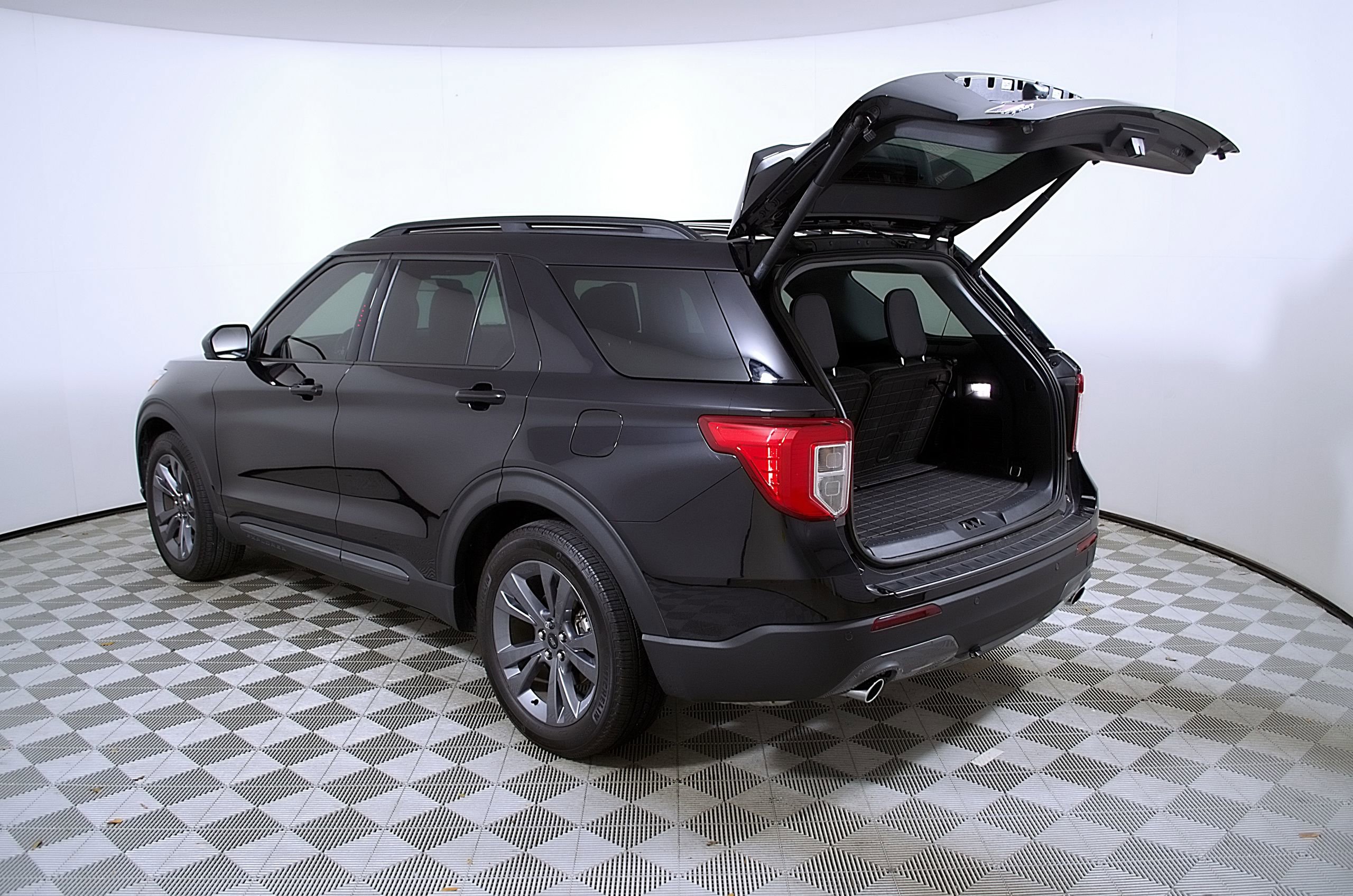 Used 2023 Ford Explorer XLT w/ Equipment Group 202A image 10