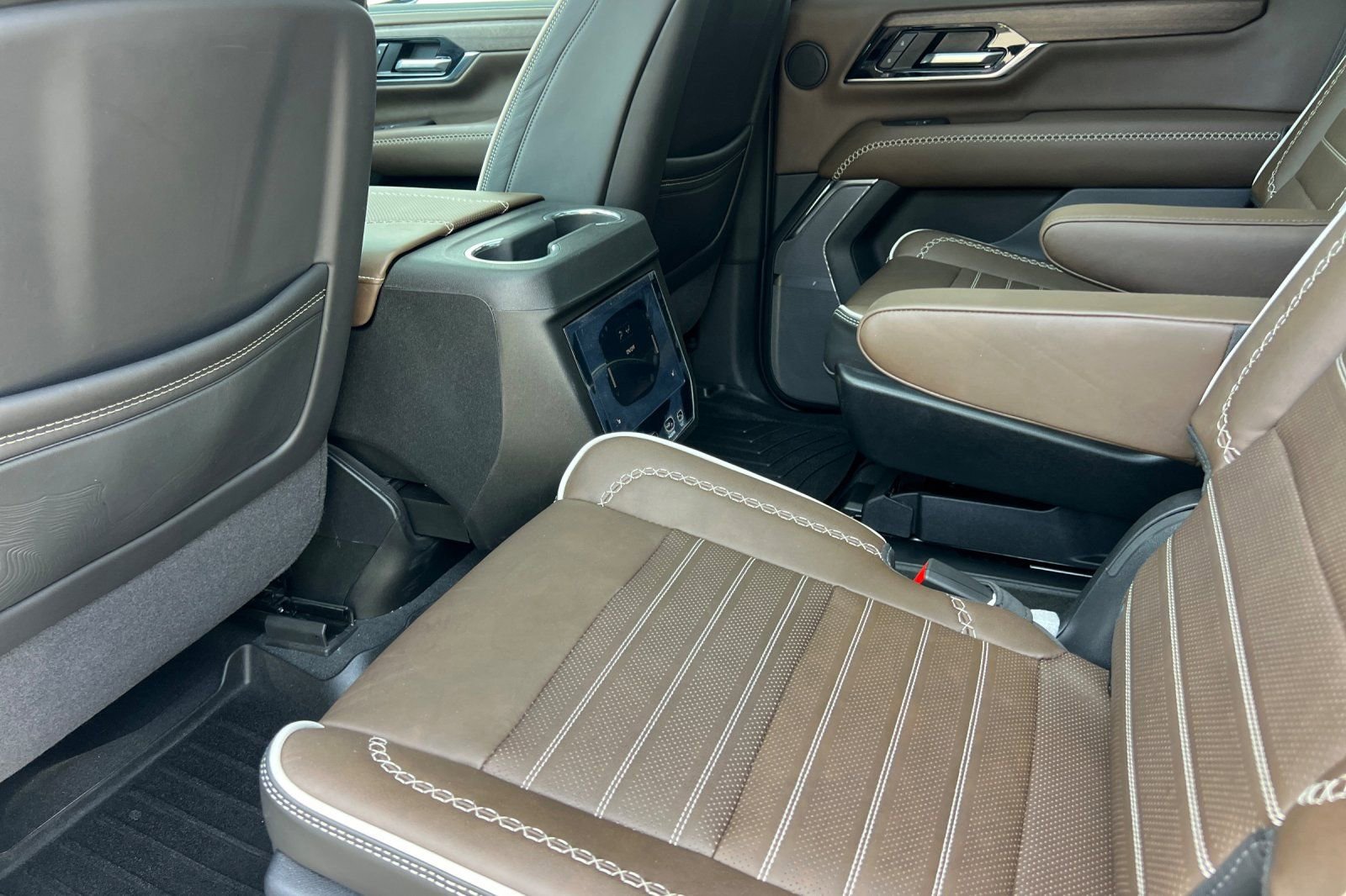 Used 2025 GMC Yukon Denali Ultimate AWD/4WD image 15