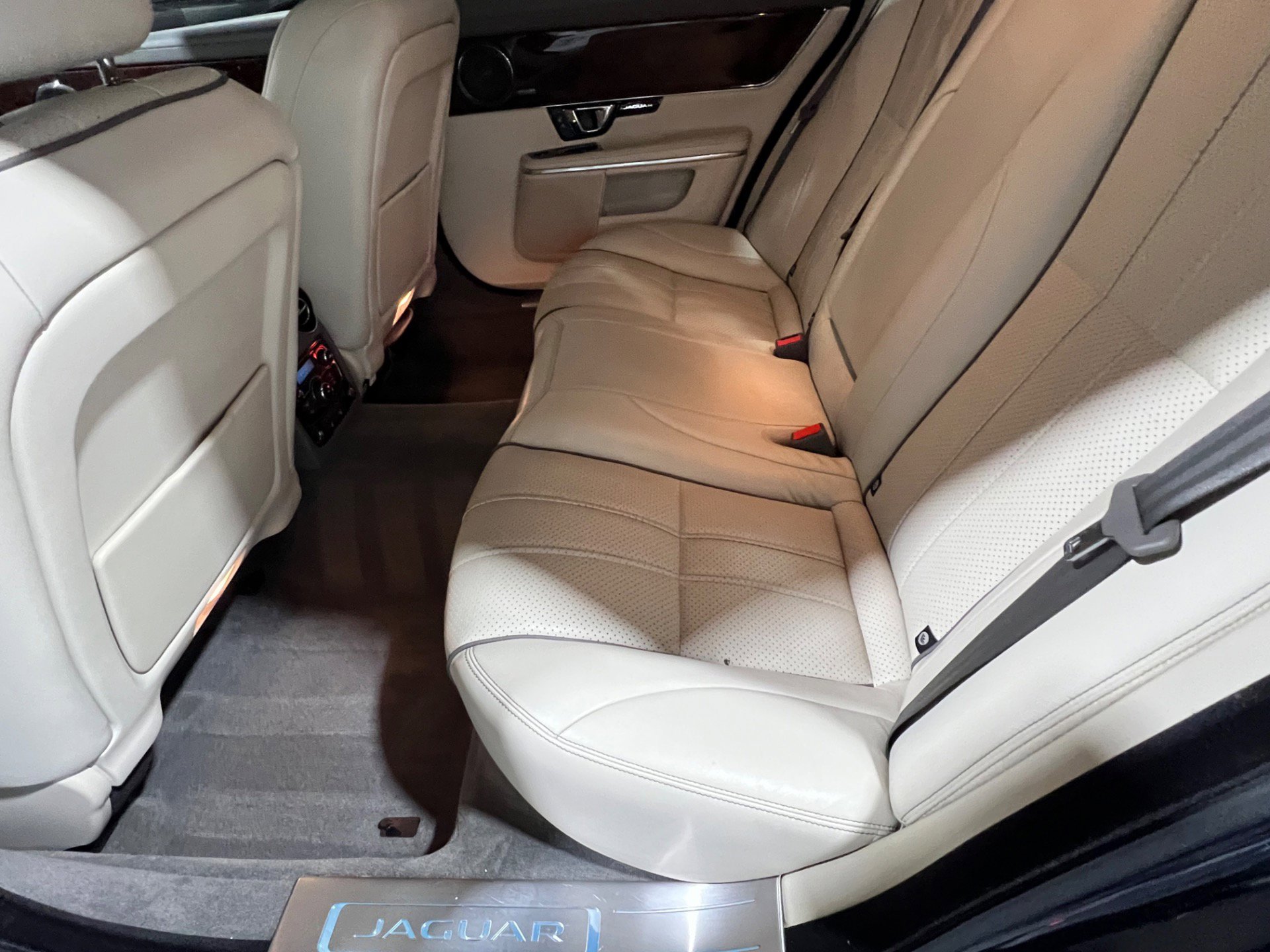 Used 2015 Jaguar XJ L Portfolio RWD image 46