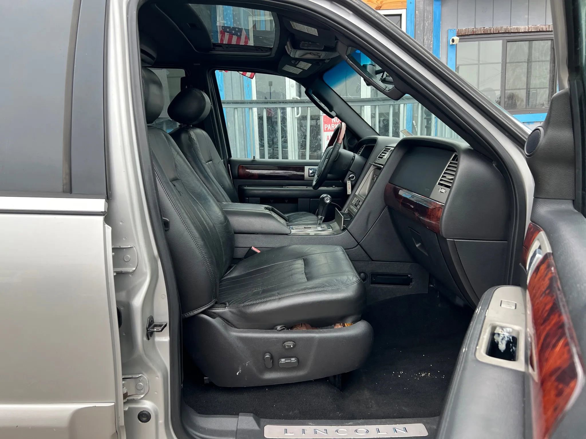 Used 2006 Lincoln Navigator Ultimate image 13