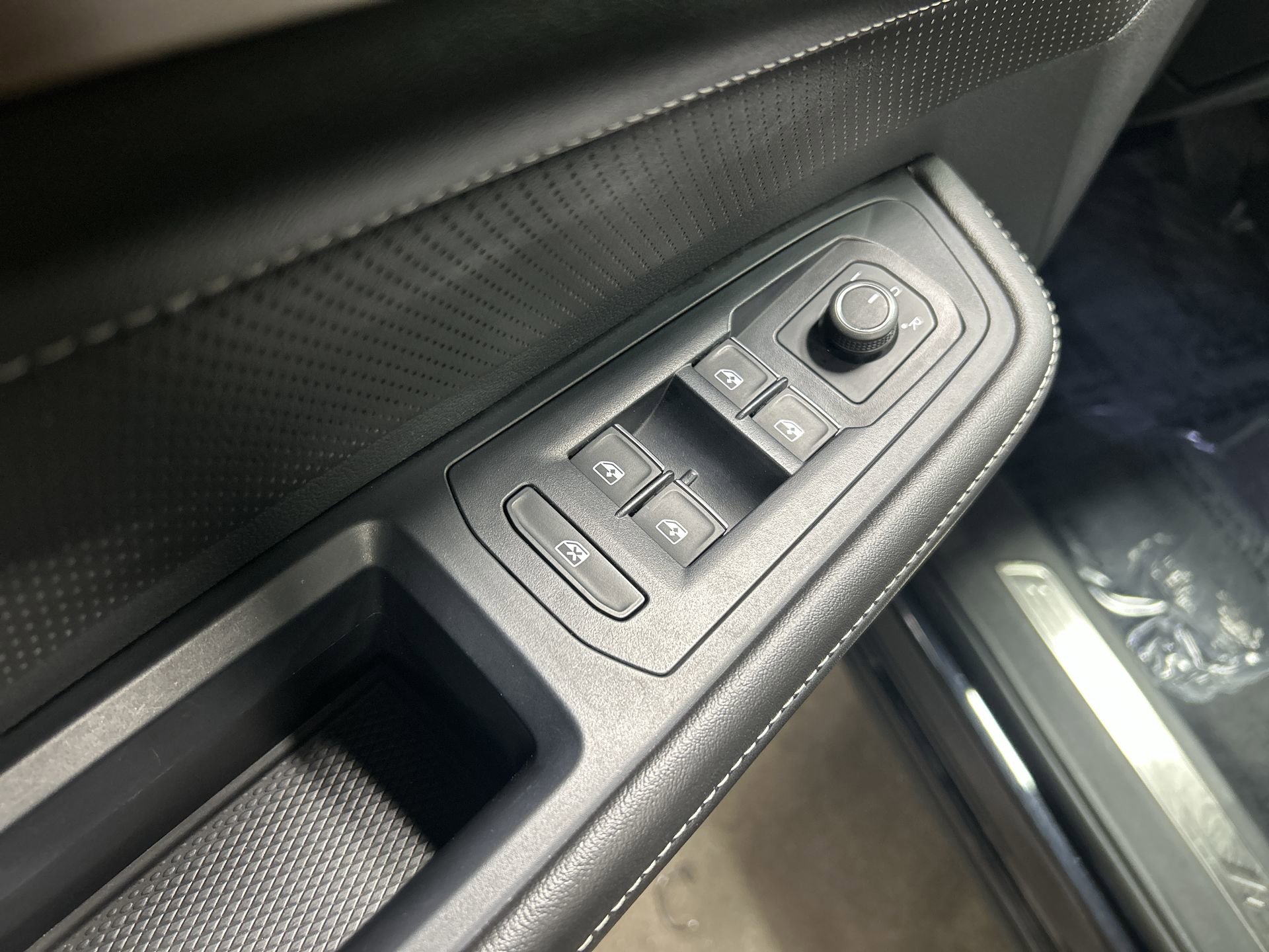 Used 2025 Volkswagen Atlas SE image 24