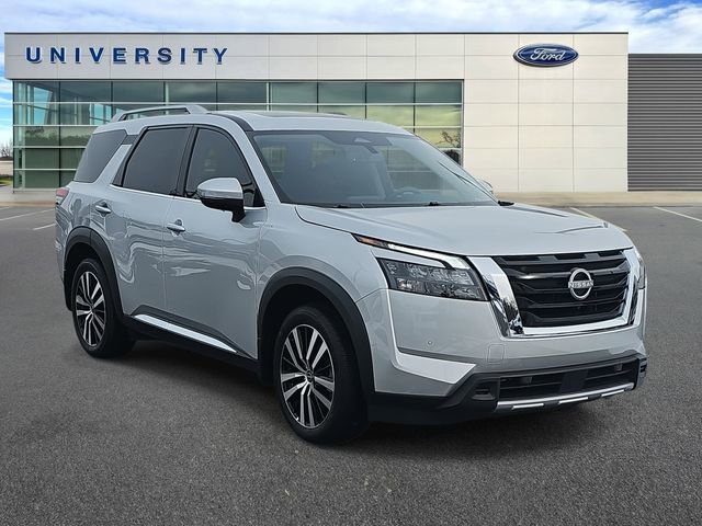 Used 2025 Nissan Pathfinder Platinum image 1