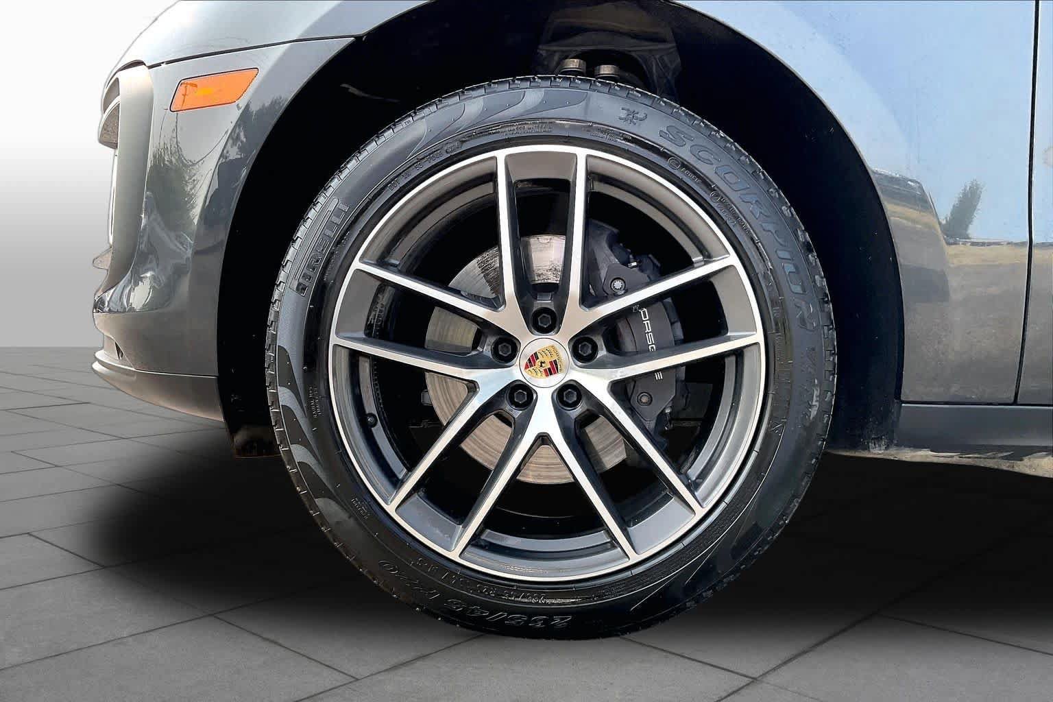 Used 2024 Porsche Macan AWD/4WD image 10