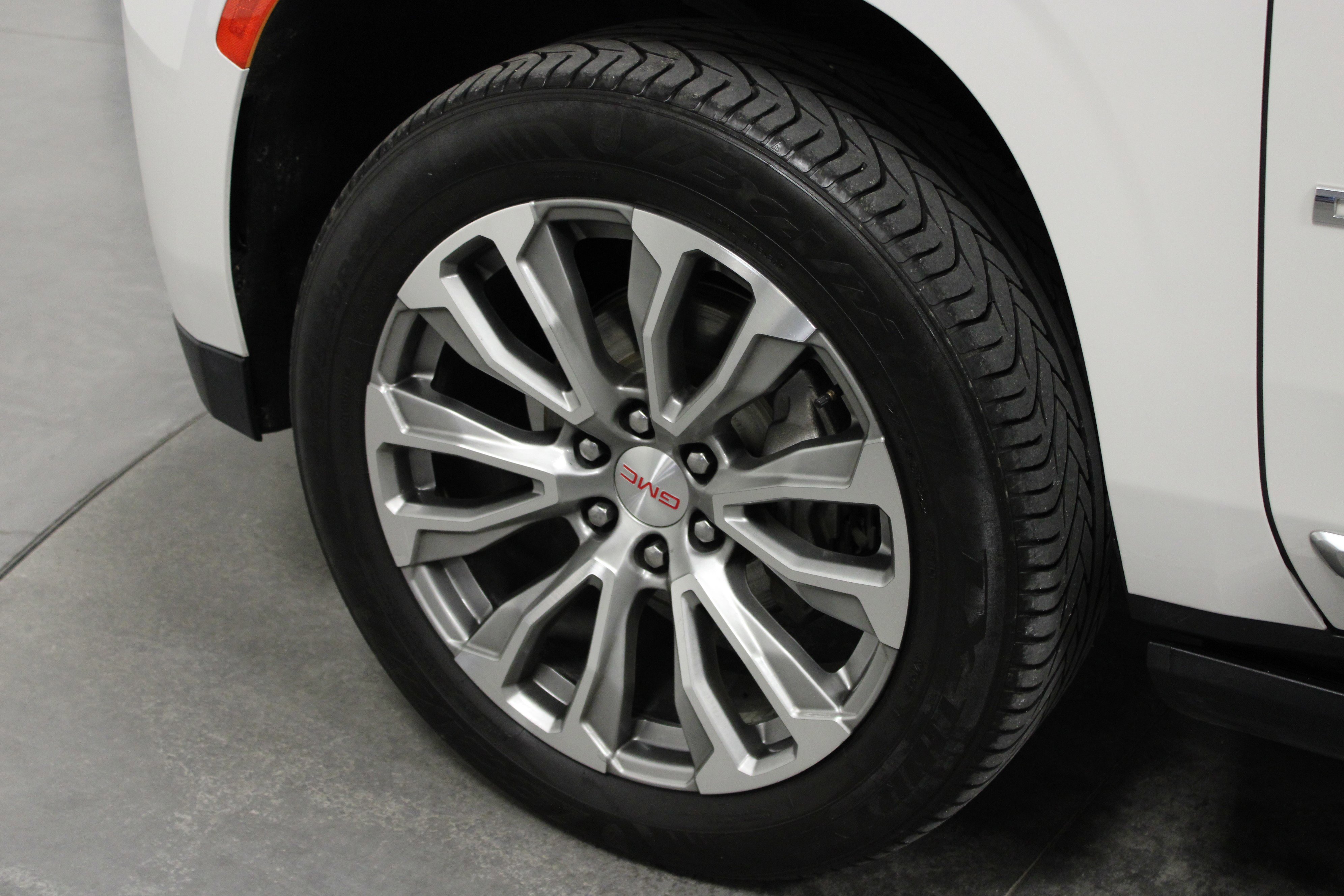 Used 2021 GMC Yukon Denali w/ Denali Premium Package image 10