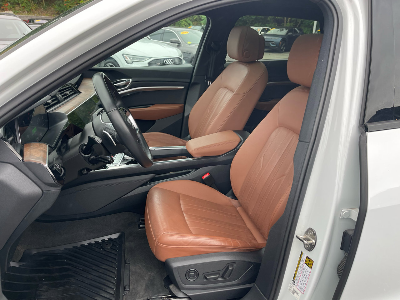 Used 2023 Audi e-tron Premium Plus w/ Premium Plus Package image 16