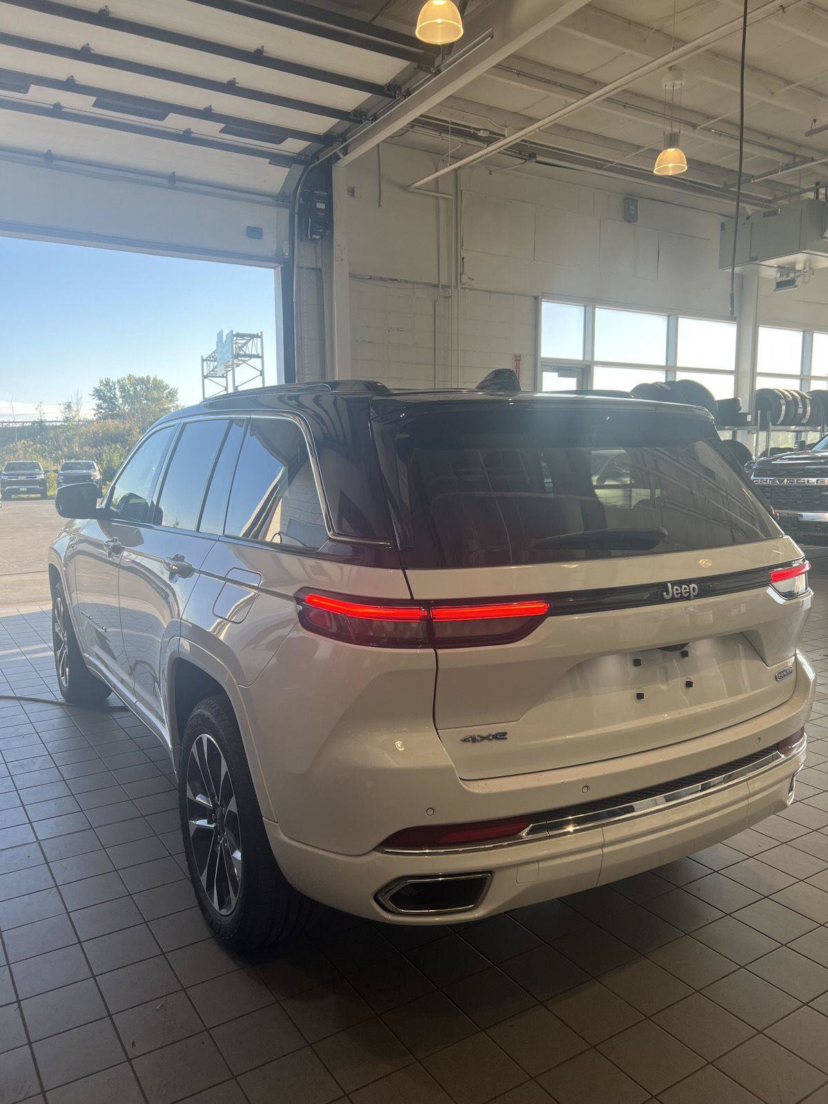 Used 2024 Jeep Grand Cherokee Overland w/ Luxury Tech Group IV AWD/4WD image 43