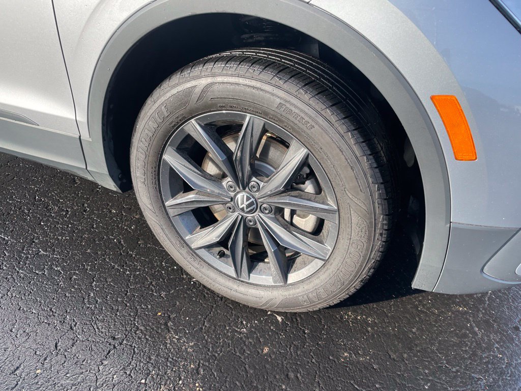 Used 2024 Volkswagen Tiguan SE AWD/4WD image 3