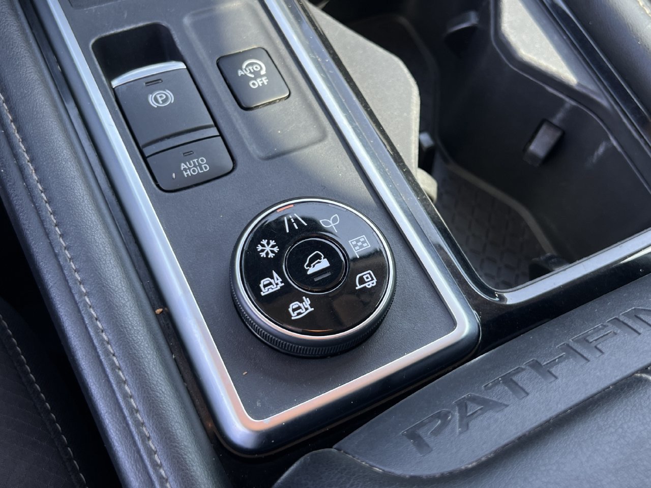 Used 2023 Nissan Pathfinder SL AWD/4WD image 17