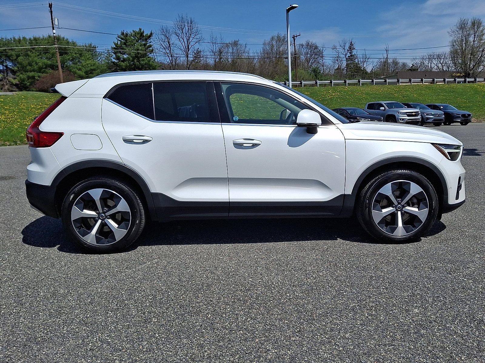 Certified 2023 Volvo XC40 B5 Plus w/ Driver Assist Package AWD/4WD image 7