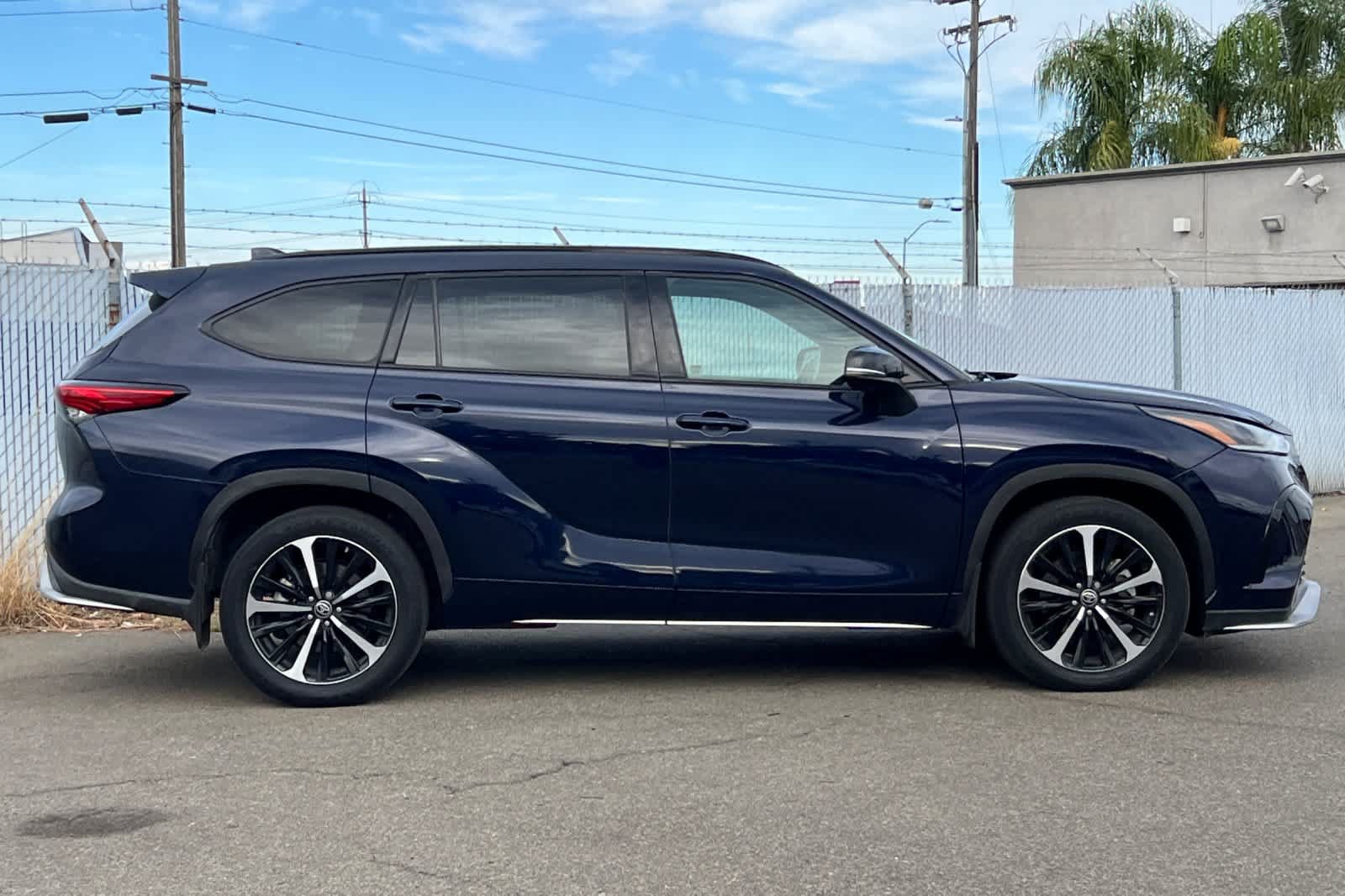Used 2022 Toyota Highlander XSE AWD/4WD image 6
