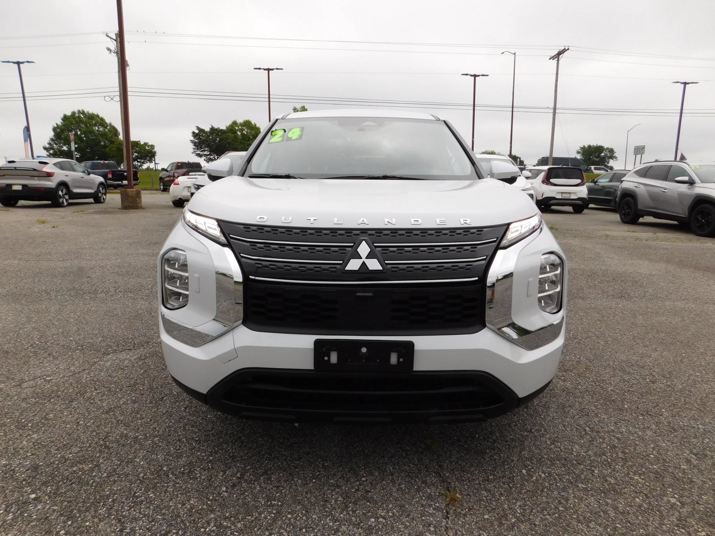 Used 2024 Mitsubishi Outlander ES AWD/4WD image 3
