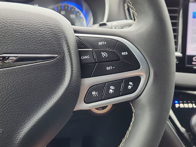 Used 2025 Chrysler Pacifica Select FWD image 42