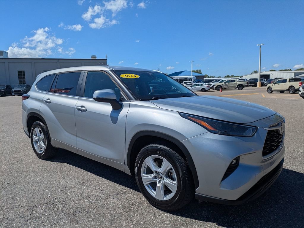 Used 2024 Toyota Highlander LE image 4