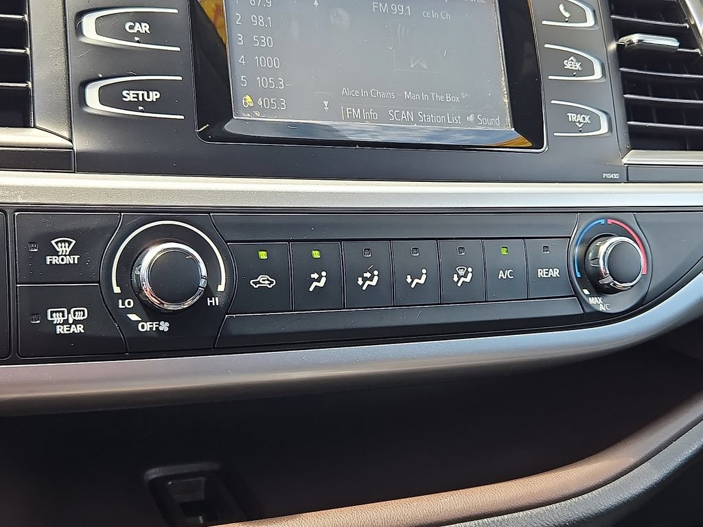 Used 2014 Toyota Highlander LE AWD/4WD image 17