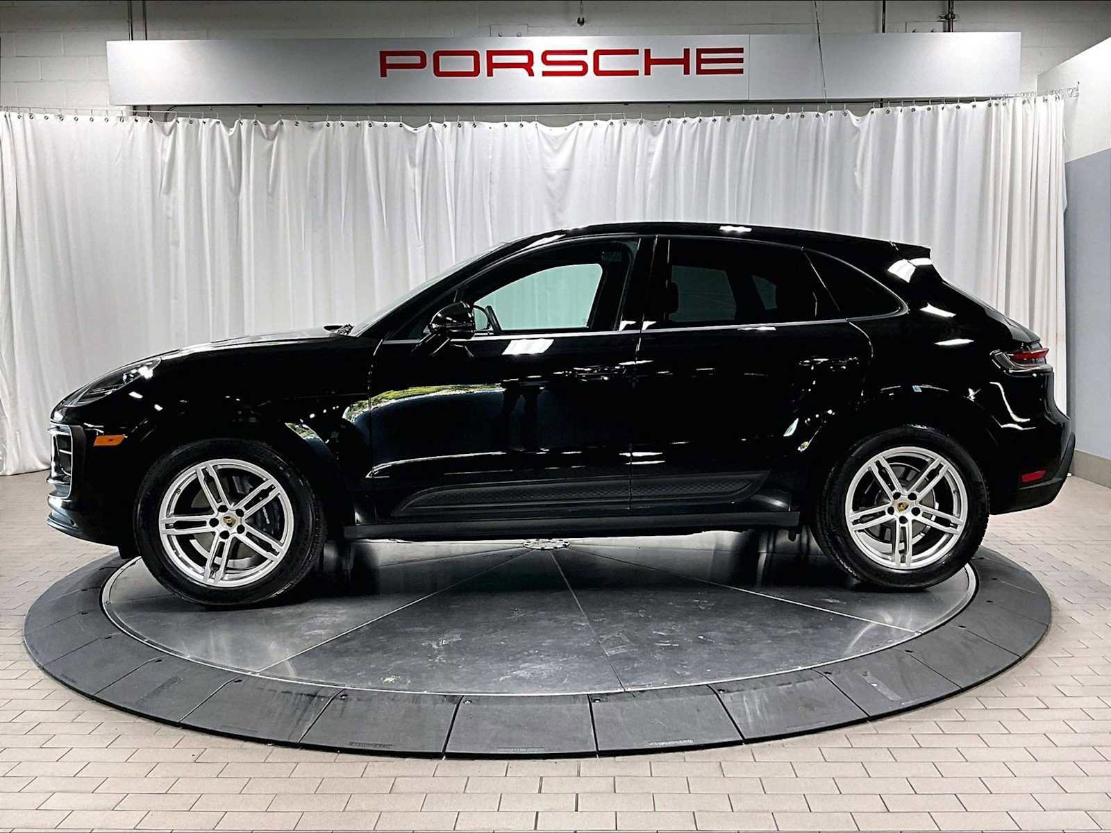Used 2025 Porsche Macan w/ Premium Package Plus image 2