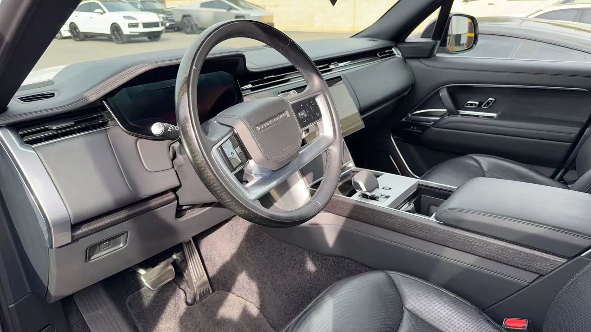 Used 2024 Land Rover Range Rover Long Wheelbase Autobiography image 4