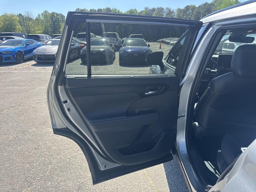 Used 2025 Toyota Highlander Limited image 26