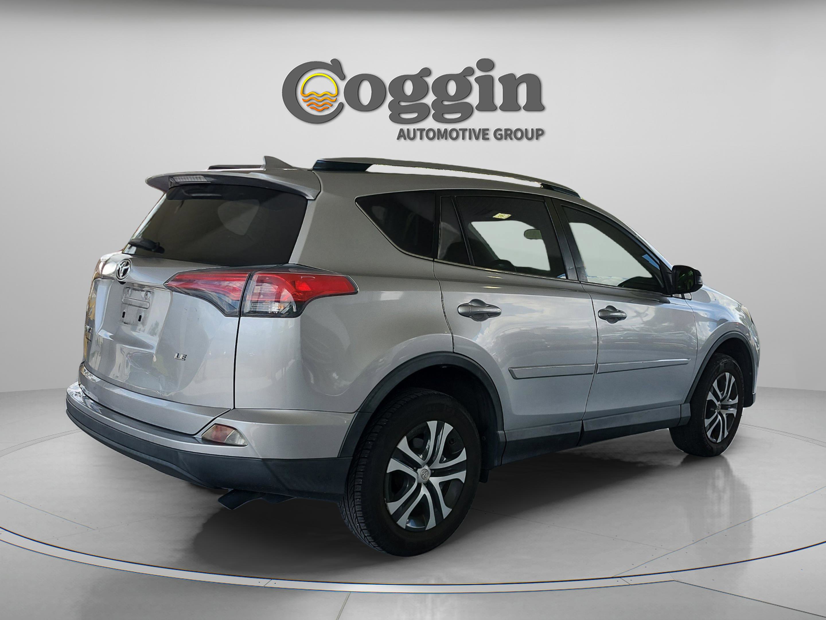 Used 2018 Toyota RAV4 LE FWD image 5