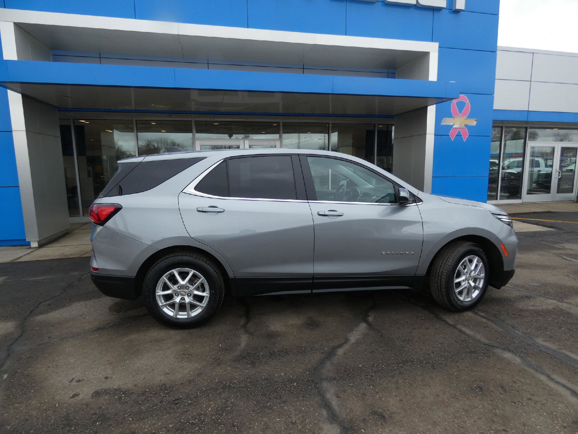 Used 2024 Chevrolet Equinox LT image 2