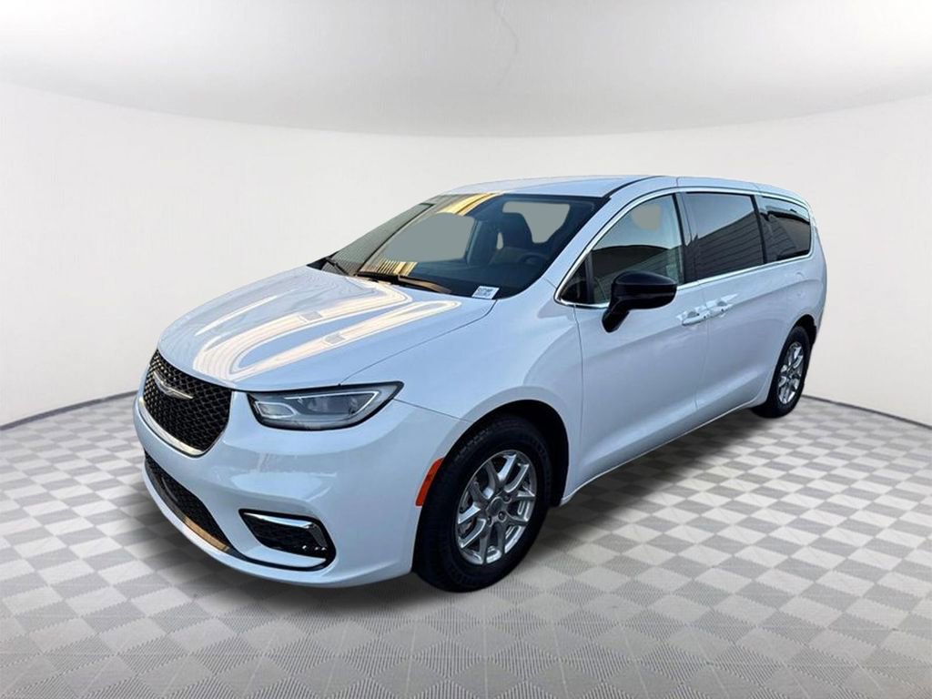 Used 2024 Chrysler Pacifica Touring-L image 2