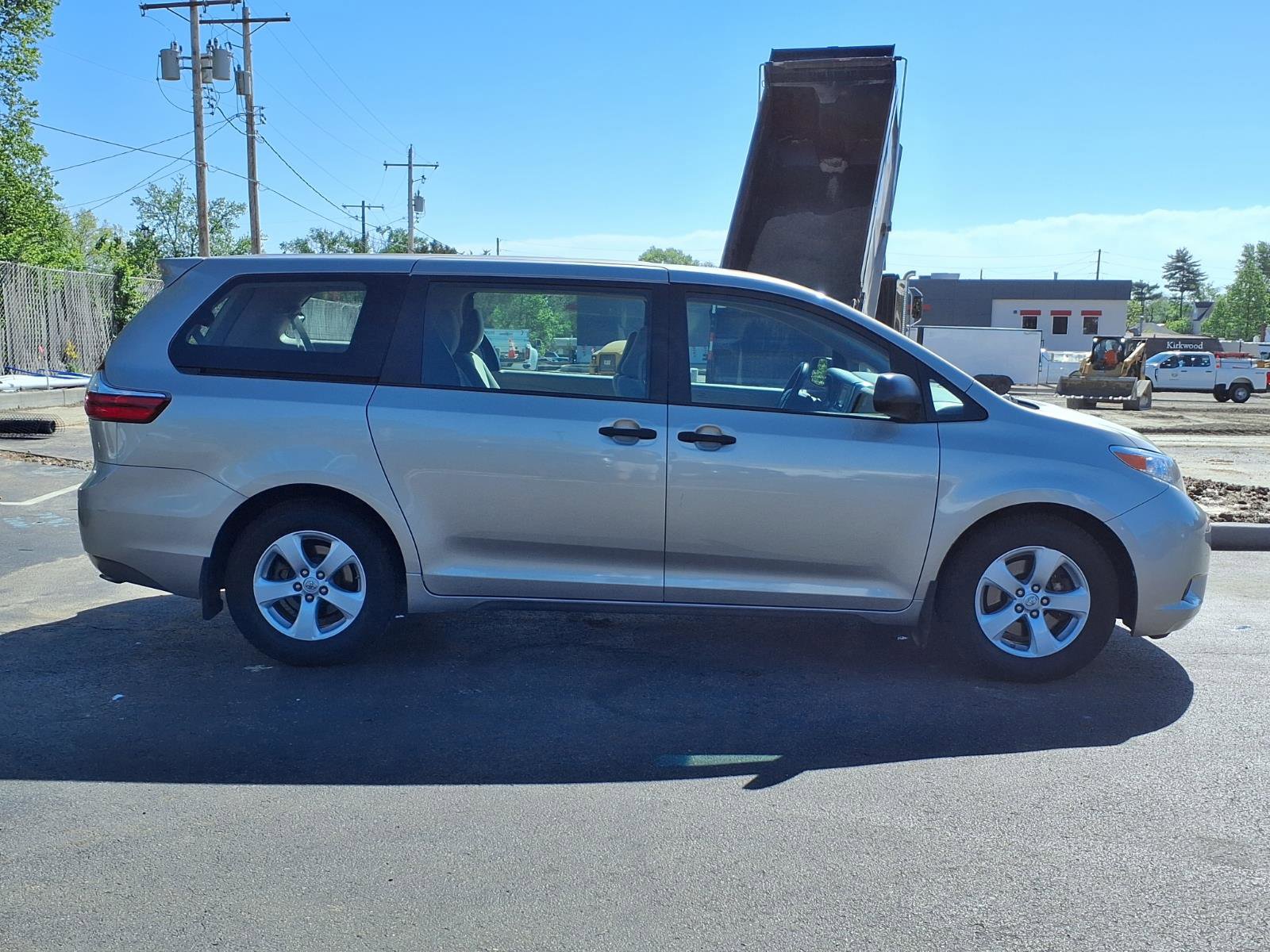 Used 2017 Toyota Sienna L FWD image 2