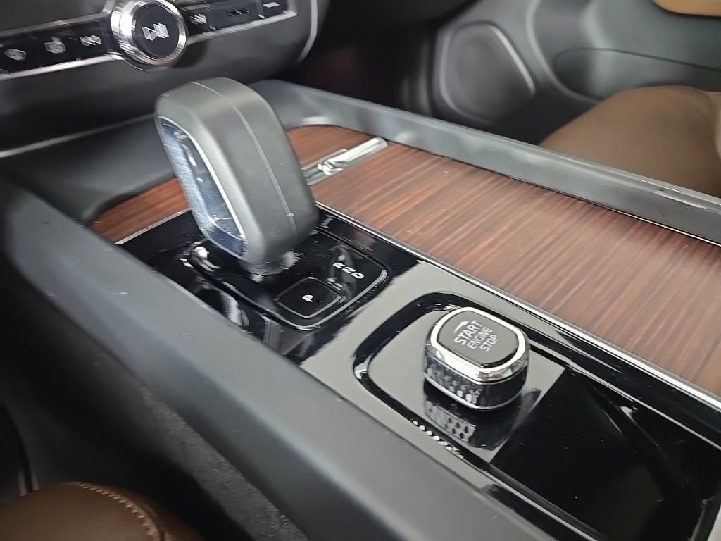 Certified 2023 Volvo XC60 B5 Plus w/ Climate Package image 21