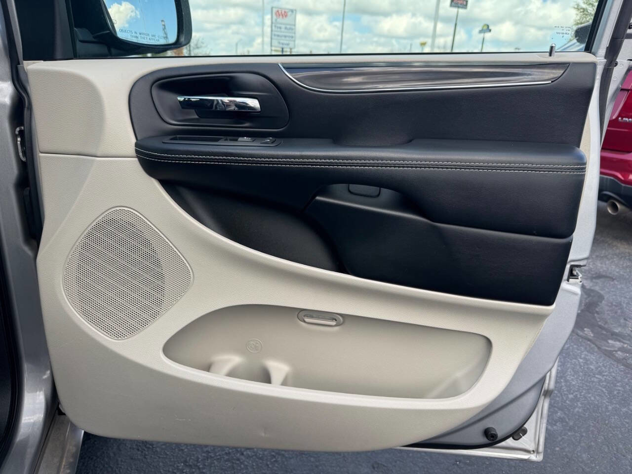 Used 2016 Dodge Grand Caravan SE image 19