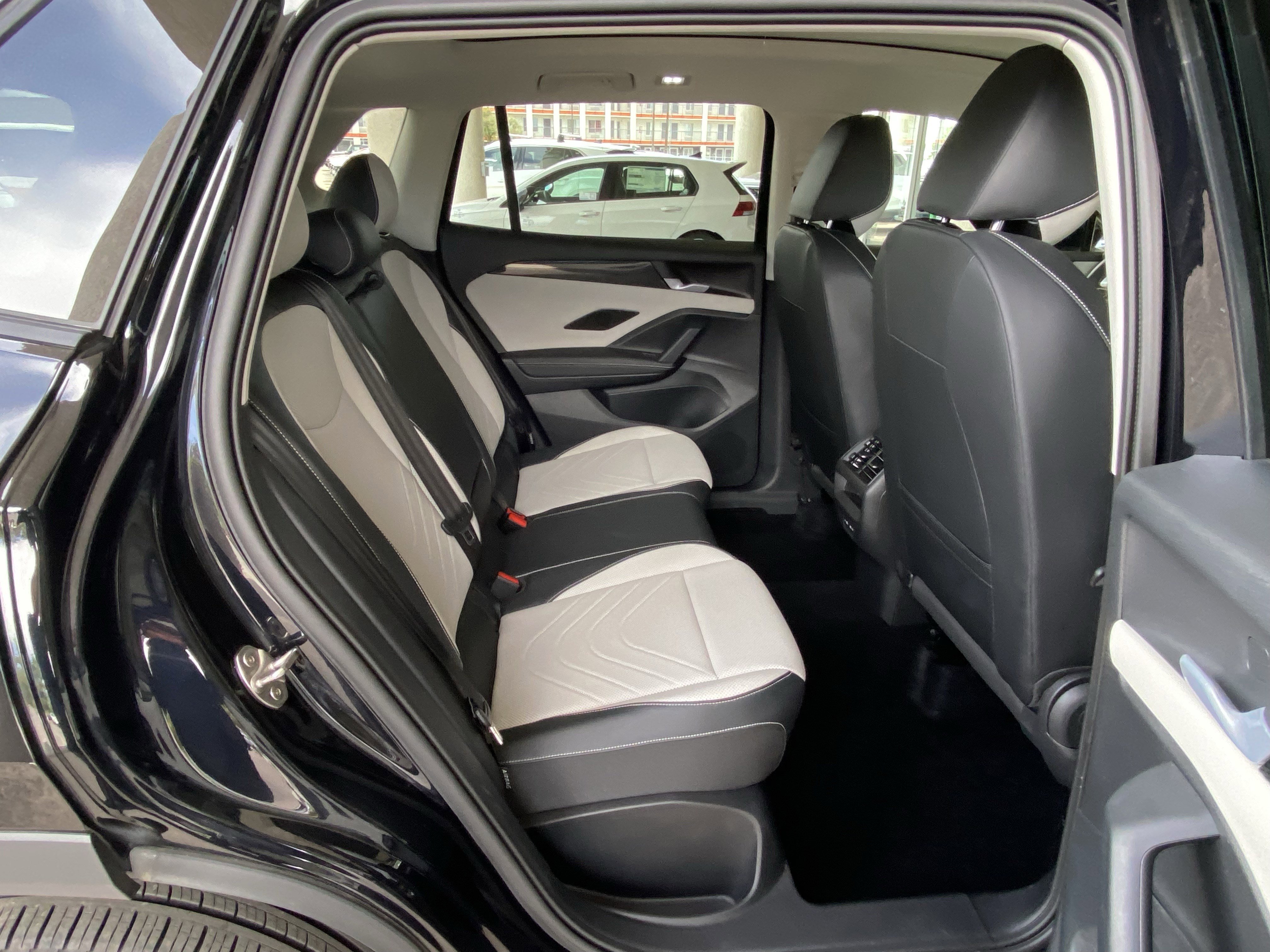 Used 2025 Volkswagen Tiguan SE w/ Panoramic Sunroof Package AWD/4WD image 31