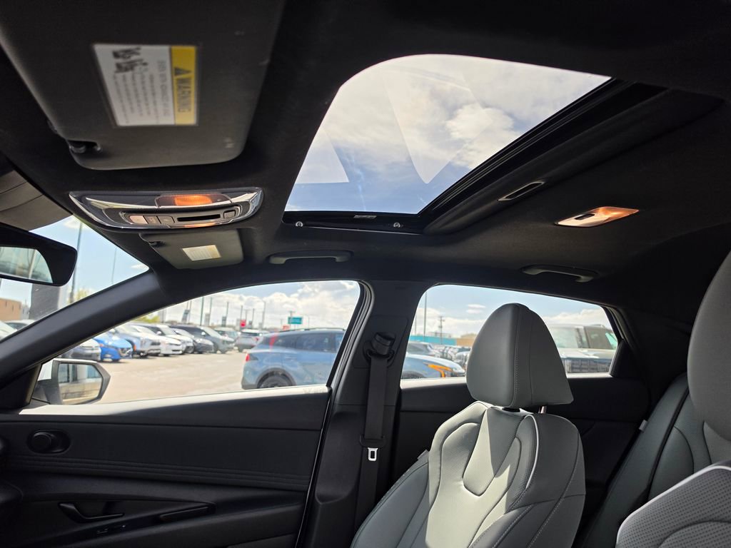 Used 2025 Hyundai Elantra Limited image 11