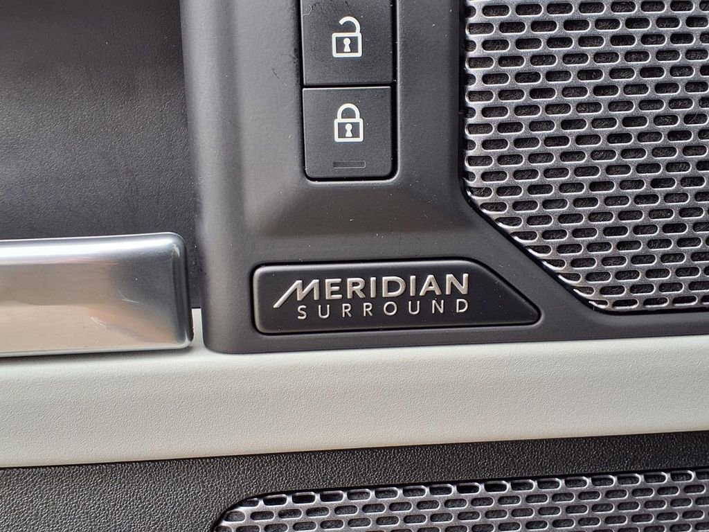 Used 2023 Land Rover Defender 110 SE image 12