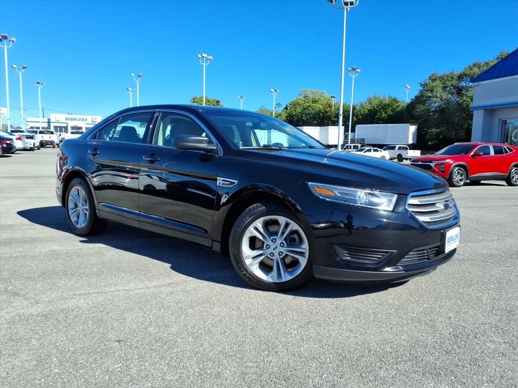 Used 2017 Ford Taurus SE image 2