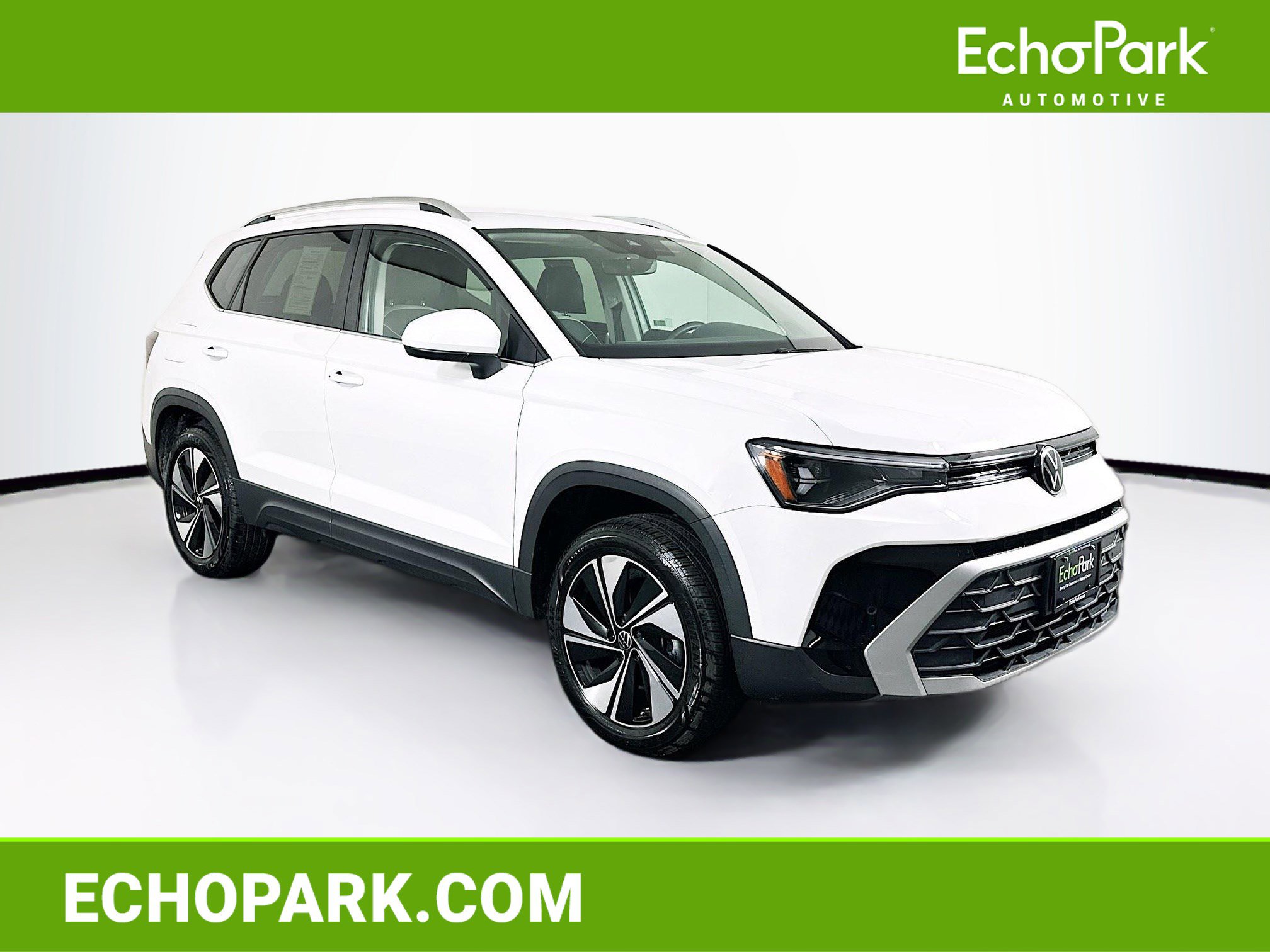 Used 2025 Volkswagen Taos SE AWD/4WD image 1
