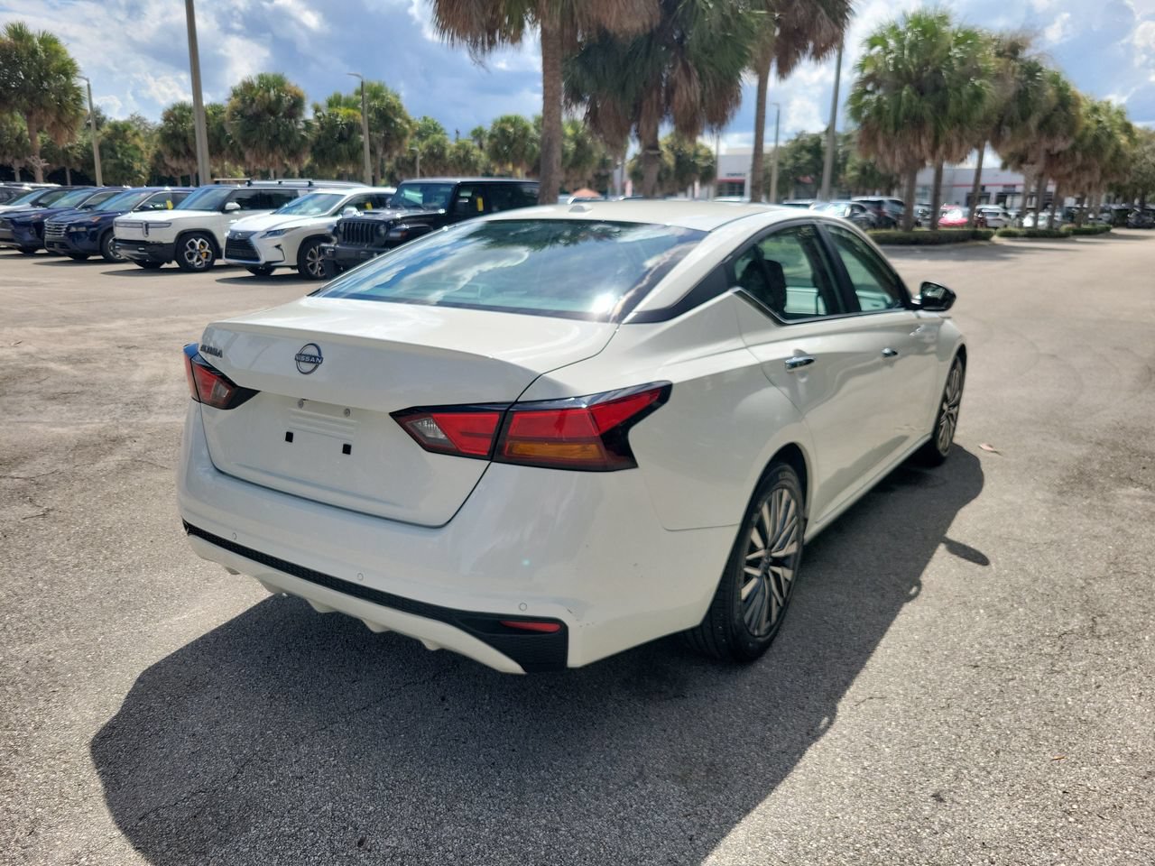 Used 2025 Nissan Altima 2.5 SV FWD image 3