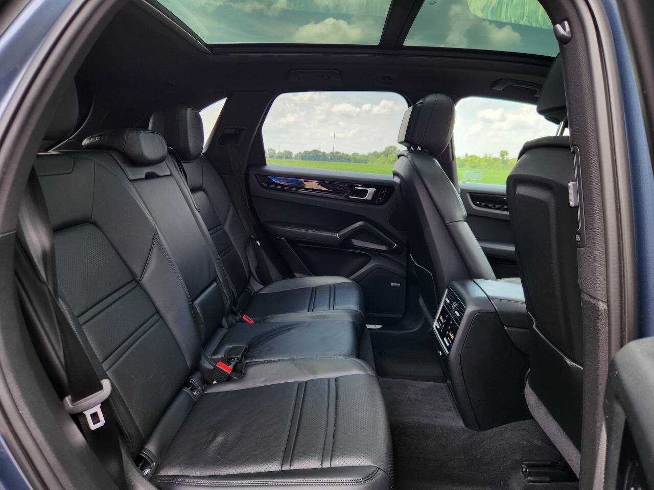 Used 2019 Porsche Cayenne S w/ Premium Package AWD/4WD image 10