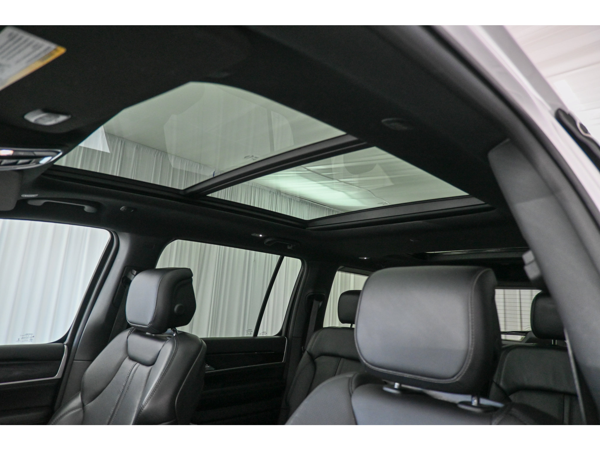 Used 2022 Jeep Wagoneer Series I w/ Premium Group I AWD/4WD image 12