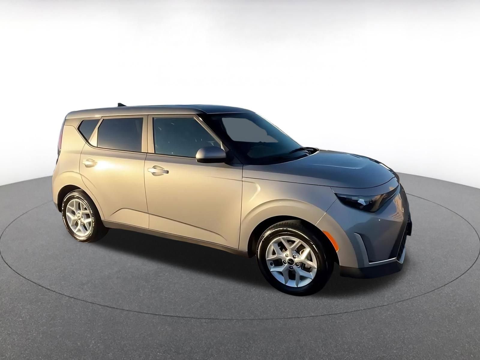 Used 2025 Kia Soul LX w/ LX Technology Package image 2