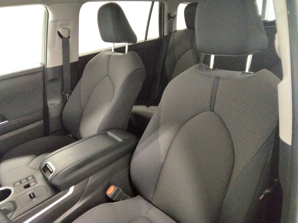 Used 2024 Toyota Highlander LE image 33