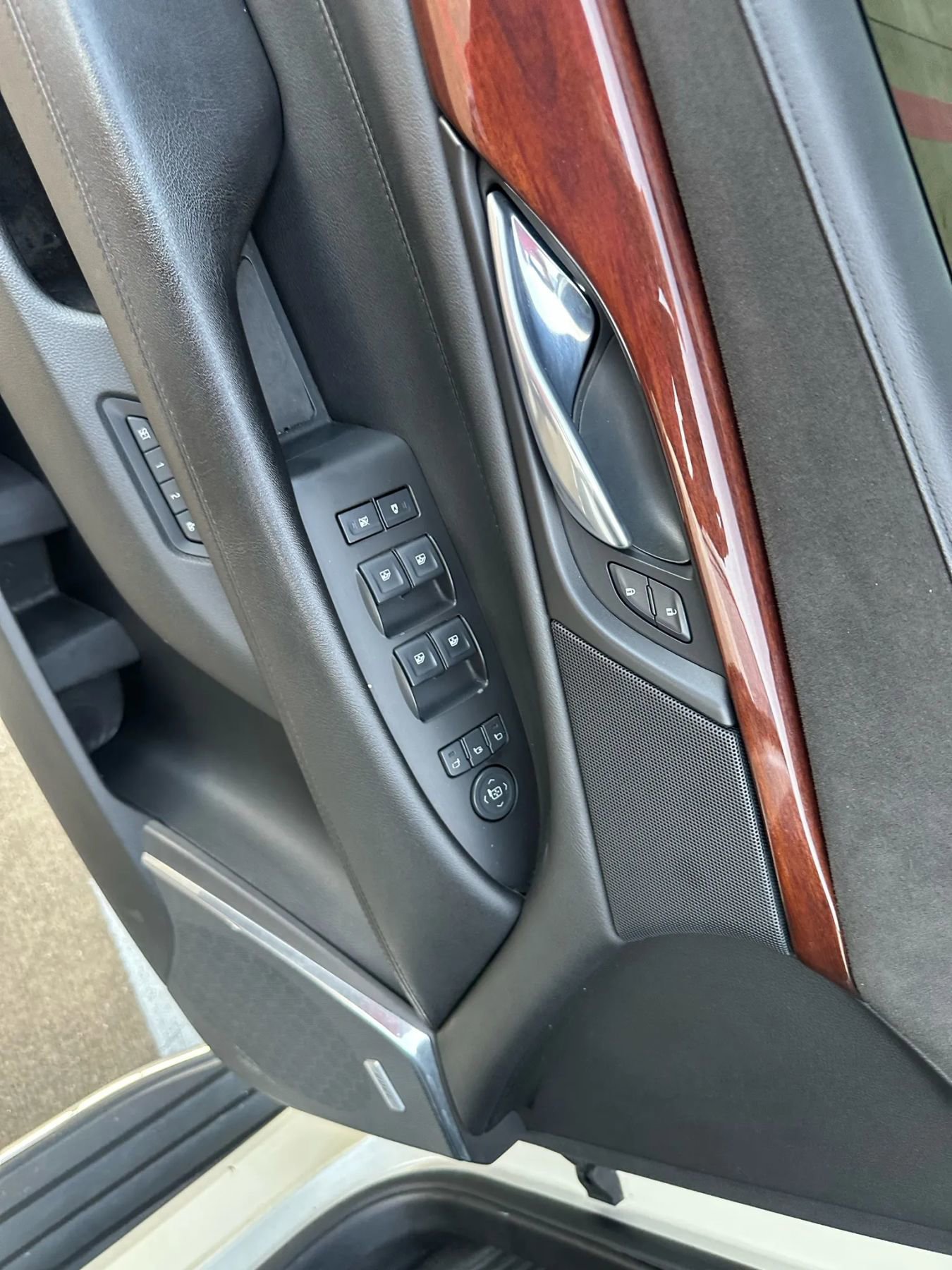 Used 2015 Cadillac Escalade Luxury AWD/4WD image 34