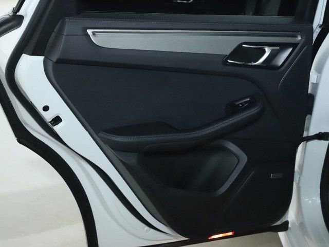 Used 2021 Porsche Macan Turbo image 33