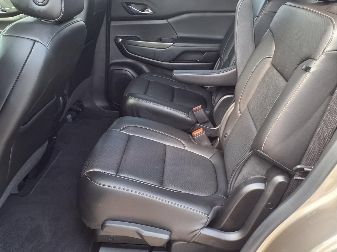 Used 2023 GMC Acadia SLT w/ Technology Package AWD/4WD image 12